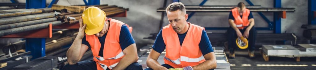 Você sabia que existe mais de uma maneira de realizar a manutenção de equipamentos e que nem todas as formas podem ser as mais adequadas para os seus ativos? Considerando o alto custo que envolve a aquisição de máquinas de linha amarela, é crucial assegurar a integridade do investimento para manter a excelência de seus serviços. Porém, todo maquinário sofre com desgastes causados pelo tempo e intensidade de uso. A manutenção é um importante processo para garantir o seu funcionamento, possibilitando gerar mais eficiência e desempenho durante a execução de um projeto. A manutenção corretiva, por exemplo, traz uma série de desvantagens para empresas no setor, que podem comprometer o cronograma e impactar negativamente em seus resultados. Neste texto, vamos apresentar 7 desvantagens da manutenção corretiva e como as empresas podem contornar esse tipo de situação. Confira! Quais são os tipos de manutenção? Saber planejar a manutenção de máquinas e equipamentos é a melhor prática para garantir o desempenho e eficiência do seu maquinário. Além disso, esse processo também assegura o funcionamento correto de seus ativos, evitando atrasos no cronograma de seus projetos. Existem 3 meios de realizar a manutenção: a preditiva, preventiva e corretiva. Vamos explicar os detalhes e características de cada e tipo para você entender melhor qual modelo é mais adequado para a rotina de trabalho do seu negócio. Manutenção preventiva O conceito da manutenção preventiva visa a antecipação de possíveis problemas que podem impactar no andamento de projetos. Para isso, ela deve ser realizada em intervalos predeterminados ou de acordo com critérios prescritos. Com isso, é possível reduzir significativamente a possibilidade de falhas ou degradações que podem comprometer o funcionamento de máquinas e equipamentos. Entre os três tipos de manutenção, a preventiva apresenta um custo 3 vezes maior que a preditiva e só pode ser aplicada em determinados tipos de equipamentos. Isso ocorre devido às características de cada máquina e a forma como as avarias surgem. A manutenção preventiva consegue antecipar apenas falhas relacionadas à idade do maquinário. Ou seja, ela é ineficiente na grande maioria dos equipamentos no qual a ocorrência de falhas pode ser relacionada não apenas à idade, mas como às condições de operação. A manutenção preventiva avalia alguns pontos — conhecidos como gatilhos — que servem como parâmetro para determinar a ocorrência de uma falha. A partir disso, a manutenção preventiva busca restabelecer as condições originais dos equipamentos e máquinas. Dessa forma é possível assegurar a eficiência do maquinário, evitando impactos negativos na produtividade e desempenho nos projetos da empresa. Manutenção preditiva Na manutenção preditiva, temos um objetivo bastante similar ao modelo preventivo. Porém, aqui contamos com o auxílio da tecnologia para prever e antecipar falhas. Nesse sentido, o seu foco é a identificação da raiz das avarias antes de elas se tornarem potenciais problemas que podem se agravar e trazer grandes prejuízos. Para isso, a principal característica que possibilita essa análise precisa é a periodicidade do processo. O monitoramento da manutenção preditiva deve ser constante e deve ser baseado em dados coletados por meio de monitoramento e inspeções que avaliam as condições das máquinas e equipamentos. Dessa forma, é possível ter maior previsibilidade sobre a deterioração do maquinário, prevenindo falhas para evitar danos à integridade das máquinas e, consequentemente, aumentar o tempo de vida útil dos equipamentos. Além disso, a manutenção preventiva também ajuda em outros pontos, como: evitar paradas forçadas; aumentar a confiabilidade das máquinas e equipamentos; eliminar a necessidade de manutenções corretivas; Assim, a manutenção preditiva se mostra uma ótima solução, já que ela permite alcançar melhores resultados com máquinas e equipamentos funcionais, evitando prejuízos que a falta de um maquinário poderia trazer. Manutenção corretiva A manutenção corretiva tem como propósito a restauração de máquinas ou equipamentos para que voltem a operar com eficiência máxima. Por isso, ela acaba sendo um oposto dos outros métodos, já que ela só é utilizada quando há a necessidade de realizar algum tipo de reparo. Porém, esse processo funciona como uma ação reativa. Por isso, muitos consideram que existem diversas desvantagens na manutenção corretiva. Essa prática visa a correção de problemas apenas após o surgimento de avarias nos maquinários. Assim, é possível retornar os equipamentos e as máquinas às suas condições originais, possibilitando a retomada dos serviços. Porém, devido às suas características, essa prática pode impactar negativamente nos resultados dos projetos da empresa. Como citamos, há uma série de desvantagens da manutenção corretiva que muitos negócios acabam negligenciando. Esse processo é considerado uma decisão arriscada. De um lado, os gestores podem trabalhar com o potencial máximo dos maquinários e executar a manutenção apenas quando necessário. Do outro, a empresa fica limitada às máquinas e equipamentos disponíveis quando as demais estão sob os cuidados necessários para retomarem as atividades. Para evitar esse tipo de problema, há a manutenção corretiva planejada, que é realizada ao detectar uma perda de performance significativa no desempenho das máquinas e equipamentos. Caso as falhas não apresentem potencial de risco, a manutenção pode ser programada para um momento mais adequado. Quais são os riscos de se praticar apenas a manutenção corretiva? Providenciar a manutenção necessária para as máquinas e equipamentos é fundamental para dar continuidade nos projetos de sua empresa e trazer mais segurança ao ambiente de trabalho. Por isso, conhecer as desvantagens da manutenção corretiva é a melhor forma de planejar esse processo e otimizar o seu desempenho. Ao contrário das manutenções preventivas e preditivas, onde o objetivo é antecipar possíveis ameaças à integridade das máquinas e equipamentos, o tipo corretivo opera de maneira reativa. Dessa forma, os maquinários só serão levados após sofrerem algum dano que exija cuidados e reparos. A falta de planejamento em relação à manutenção dos equipamentos pode comprometer as operações da empresa durante a execução de um projeto. Por isso, devido às características desse tipo, pode ser muito prejudicial para o negócio. Além das outras formas de manutenção, existem outros recursos que podem potencializar o desempenho e elevar a eficiência dos profissionais no canteiro de obras. Também é preciso entender que a manutenção corretiva não é essencialmente emergencial. Dificilmente as máquinas e equipamentos apresentarão problemas de uma só vez. Normalmente, eles apresentam uma série de sintomas e sinais que indicam o surgimento de alguma avaria que pode impactar no desempenho dos maquinários. Por isso, contar apenas com a manutenção corretiva não é a solução mais adequada para garantir o desempenho no canteiro de obras. O ideal é assegurar outros meios que permitam antecipar possíveis problemas, trazendo soluções em tempo hábil para planejar os reparos necessários e continuar com o projeto sem nenhum obstáculo. Quais são as 7 desvantagens da manutenção corretiva? Ainda que a manutenção corretiva tenha o seu propósito na hora de trazer o desempenho original às máquinas e equipamentos, essa prática — principalmente quando executada sozinha — conta com uma série de desvantagens. Separamos uma lista com os principais pontos para você entender como é possível melhorar o planejamento de suas manutenções. Gastos elevados Um orçamento bem planejado para seus projetos certamente leva em consideração uma série de imprevistos que podem ocorrer ao longo de sua execução. Ainda assim, ao contar apenas com o método de manutenção corretiva, certamente a sua empresa enfrentará grandes obstáculos que podem impactar nas suas finanças. Por isso, uma das maiores desvantagens da manutenção corretiva é justamente os gastos elevados que os negócios podem ter ao contar apenas com essa forma de lidar com danos e avarias em suas máquinas. Ao utilizar a manutenção preditiva, por exemplo, você terá como antecipar as os reparos e, consequentemente, planejar os seus gastos de acordo. Pausas inesperadas no projeto Além de trazer gastos elevados ao seu orçamento, outra grande desvantagem da manutenção corretiva está nas pausas que elas podem trazer aos projetos em execução. Em um cenário onde você precisa levar suas máquinas à manutenção para lidar com algum tipo de problema, você consequentemente fica sem esse equipamento à sua disposição por um determinado período. Por isso, a manutenção corretiva é uma medida que interfere diretamente na lucratividade do seu negócio. Com as suas operações paradas, não há como dar continuidade aos projetos, impactando diretamente no desempenho e qualidade de seus serviços. Por isso, além de prejuízos financeiros, essa situação também pode afetar a imagem da sua empresa. Menor previsibilidade A falta de planejamento é um dos maiores problemas para qualquer negócio que preze pelos seus bons resultados. Não investir em meios de antecipar avarias em suas máquinas pode trazer grandes consequências à rotina de trabalho no canteiro de obras. Ao identificar uma falha, você saberá exatamente como ela impactará no seu projeto e qual é a melhor forma de resolver esse problema. Dessa forma, entre as principais desvantagens da manutenção corretiva está justamente a imprevisibilidade sobre a forma como os problemas surgem. A ocorrência de falhas não é previsível e, por isso, podem causar danos inesperados ao projeto, desde atrasos no cronograma a acidentes no canteiro de obras. Compras emergenciais Como já mostramos, ao planejar as manutenções em seu negócio, é possível antecipar possíveis gastos que esse processo exigirá para trazer o desempenho original das máquinas. Esse tipo de reparo requer alguns investimentos em peças e outros componentes para assegurar o funcionamento dos equipamentos. Nesse sentido, essa é outra grande desvantagem da manutenção corretiva. Ao surgir um problema, é preciso correr contra o relógio para seguir dentro do cronograma de seu projeto. Para isso, será necessário investir em recursos, ferramentas, peças e componentes essenciais para providenciar os reparos. Muitas vezes, realizar a manutenção após a ocorrência de uma falha acaba saindo mais caro. Por isso, o ideal é investir em meios para prevenir possíveis problemas e realizar a prevenção das avarias. Não identificar a causa dos problemas Executar a manutenção corretiva em seu negócio pode ser prejudicial em outros aspectos que vão além das questões operacionais das máquinas e dos recursos necessários para realizar os reparos. A falta de dados que indiquem a origem das falhas pode ser um grande problema para o resultado da manutenção. Essa é uma grande desvantagem da manutenção corretiva, já que em muitos casos, o reparo realizado poderá ser algo temporário. Acontece que os problemas podem surgir novamente, exigindo mais investimentos em peças e componentes para consertá-los, além de parar as operações por um tempo determinado. Preocupação com a segurança Além dos prejuízos já citados, a falta de planejamento na manutenção também pode impactar na segurança dos profissionais no canteiro de obras. A negligência em relação às falhas que podem comprometer as máquinas pode, em muitos casos, ser um risco à vida da sua equipe. Contar apenas com a manutenção corretiva pode ser uma enorme desvantagem nesse sentido. Por isso, contar com a manutenção preditiva e preventiva são as melhores garantias de que nenhum problema será um risco à integridade dos profissionais, evitando problemas maiores para a sua empresa. Depreciação das máquinas e equipamentos Ao antecipar uma falha em suas máquinas, além de evitar uma série de problemas como os que já citamos, você também está garantindo uma vida útil mais longa para o seu equipamento. Por isso, os métodos de manutenção preventiva e preditiva são essenciais para assegurar o funcionamento do maquinário e evitar gastos com novas aquisições. Se você levar as máquinas ao seu desempenho máximo, os eventuais problemas podem comprometer permanentemente a funcionalidade de seu equipamento. Dessa forma, essa acaba se tornando mais uma das principais desvantagens da manutenção corretiva. Nesse caso, ao deixar ocorrer o surgimento de falhas, você, consequentemente, reduzirá a vida útil de seus equipamentos. Como realizar o planejamento das manutenções? O planejamento de suas manutenções é um elemento fundamental para o sucesso do processo. Para isso, é preciso fazer um plano de manutenção para mapear quais manutenções serão necessárias em determinados períodos. Por meio de um cronograma, é possível avaliar quais serviços serão realizados e quais serão as suas periodicidades. Dessa forma, você poderá garantir a saúde e funcionalidade de suas máquinas e garantir a eficiência de seus serviços. O plano de manutenções reduz falhas e defeitos em seu maquinário, aumenta a vida útil dos equipamentos, reduz gastos e traz um aumento significativo sobre o desempenho e eficiência das máquinas. Portanto, para iniciar o seu plano de manutenção, é necessário realizar um mapeamento dos equipamentos. Esse inventário servirá como norte para organizar as informações sobre as máquinas, trazendo mais agilidade para as equipes durante a execução das suas tarefas. Em seguida, será necessário mapear os serviços e procedimentos específicos para cada máquina. Como cada equipamento opera de uma forma distinta, conhecer os tipos de manutenção é fundamental para fazer a escolha certa de acordo com o seu maquinário. Outro ponto essencial para o seu planejamento está em relação à rotina de manutenção. A criação de um calendário é indispensável para um plano eficaz. A partir dessa organização, você poderá definir com precisão a prioridade de cada equipamento, prever o tempo, ferramentas e recursos necessários para cada atividade e remanejá-las de acordo com o andamento do processo. Por último, é preciso entender que o planejamento de manutenções deve envolver toda a sua equipe. Invista em treinamento para garantir que todos estão capacitados na hora de executar suas responsabilidades com sucesso e garantir a eficiência desse processo. Além disso, é preciso realizar um acompanhamento de indicadores para ver como os resultados estão sendo alcançados e alinhar seus esforços de acordo com as necessidades. Por que contar com locação de máquinas? Para fugir das desvantagens da manutenção corretiva e assegurar o andamento de seus projetos, a locação de máquinas é uma excelente alternativa para melhorar a qualidade de seus serviços com a máxima eficiência em relação à gestão de recursos. Ao considerar os custos elevados dos equipamentos — principalmente de máquinas pesadas — a locação se mostra uma maneira de contar com maquinários novos e funcionais sem exigir altos investimentos. Essa prática traz uma série de benefícios à rotina de trabalho no canteiro de obra, favorecendo o desempenho e eficiência dos serviços ao mesmo tempo em que proporciona uma redução significativa de custos. Separamos as principais vantagens da locação de máquinas. Maior economia Quando comparada à aquisição de novas máquinas, a locação é um investimento extremamente mais acessível e rentável para empresas de diferentes setores. Ao locar um equipamento, você terá acesso imediato ao maquinário solicitado, possibilitando dar continuidade ao seu projeto sem nenhum obstáculo. Ao realizar a locação de máquinas, é possível reduzir os encargos na folha de pagamento, já que é possível dispensar os profissionais da área de manutenção. Além disso, esse processo proporciona uma grande variedade de máquinas à disposição do seu negócio para atender diferentes necessidades. Assim, você poderá assegurar a qualidade e eficiência dos seus serviços sem comprometer o orçamento. Acesso a máquinas modernas e variadas No mercado existe uma enorme variedade de máquinas e equipamentos para o setor de construção civil e para demais áreas que utilizam maquinários de linha amarela.. O investimento na aquisição e gestão de uma frota nem sempre é algo acessível, principalmente ao considerar as especificações de cada projeto. Dessa forma, a locação se mostra uma excelente aliada na hora de otimizar o serviço, melhorar os resultados e economizar no processo. Além da ótima variedade de opções para auxiliá-lo na execução de seus projetos, a locação de máquinas proporciona equipamentos novos e modernos. Essa modernidade é um aspecto essencial para o sucesso de seus esforços. Contar com uma tecnologia de ponta é um excelente recurso para aumentar a produtividade no canteiro de obras e trazer outros benefícios, como maior segurança e agilidade no trabalho. Com a locação, você também pode contar com uma assessoria para ajudá-lo na hora de escolher a máquina mais adequada às suas necessidades, além de orientá-lo caso precise de ajuda com problemas técnicos. Assim, você garantirá um maquinário para executar os seus projetos com máxima qualidade e eficiência. Produtividade garantida Além de contar com equipamentos modernos, a locação também traz um enorme diferencial, principalmente ao se considerar as desvantagens da manutenção corretiva: disponibilidade de maquinário. Além de garantir máquinas em plenas condições de uso, a empresa responsável assegura todo o suporte para possibilitar a execução de seu projeto de acordo com o cronograma. Adquirir uma máquina defeituosa envolve todo o processo de enviar o equipamento à manutenção e aguardar o reparo para utilizá-la. Com a locação, basta entrar em contato com o fornecedor para encontrar uma solução rápida e eficiente. Redução de mão de obra Como já citamos, a locação de máquinas permite eliminar diversos custos, como os com uma equipe de manutenção dedicada. A partir do momento em que a empresa fornecedora é a única responsável por esse processo, você terá recursos livres para aplicar em outros aspectos de seu negócio. Porém, a locação também é capaz de trazer outro benefício para o seu canteiro de obra: profissionais capacitados para operar os equipamentos e máquinas. A terceirização se responsabiliza na hora de trazer um time preparado para executar diferentes tipos de atividade em seu projeto. Manutenção sempre em dia A manutenção de máquinas foi o assunto principal deste conteúdo. Por isso, vamos falar como a locação pode beneficiar o seu negócio nesse aspecto e ajudá-lo na hora de garantir o funcionamento do seu maquinário. Ao realizar a locação de equipamentos, a empresa fornecedora será responsável pela integridade e funcionalidade das máquinas. Nesse sentido, você não precisará se preocupar com qual tipo de manutenção é o mais adequado para o seu maquinário. Ao locar um equipamento, a sua única responsabilidade será utilizá-lo de acordo com suas necessidades para ajudar na qualidade e sucesso do seu projeto. Com isso, você terá a garantia de que todas as máquinas alugadas estão com sua manutenção em dia. Isso significa que você poderá aproveitar o seu máximo desempenho, sem se preocupar com possíveis falhas que podem comprometer o andamento de seu projeto ou prejudicar a segurança de seus profissionais. Pronto! Como pôde ver, existem várias desvantagens da manutenção corretiva que deixam claro que esse processo não deve ser o único meio de garantir o funcionamento de suas máquinas. A locação é uma solução rentável e acessível, trazendo excelentes benefícios para empresas do setor. Por isso, não perca tempo e entre em contato agora mesmo com um de nossos consultores e conheça nosso portfólio de máquinas!