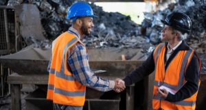 operadores em centro de reciclagem de resíduos da construção civil