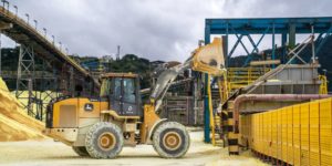 pa carregadeira carregando equipamento de mistura de fertilizante no porto