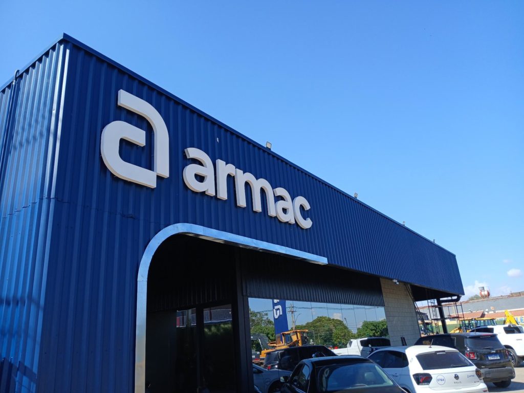 fachada azul zom o logo da armac em branco