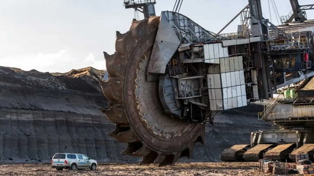 maior escavadeira do mundo compara a um carro