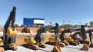 escavadeiras john deere armac enfileiradas