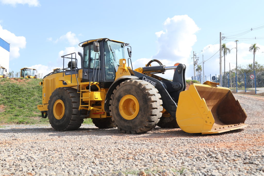 pá carregadeira john deere na garagem da armac cotia