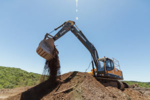 escavadeira movimentando terra
