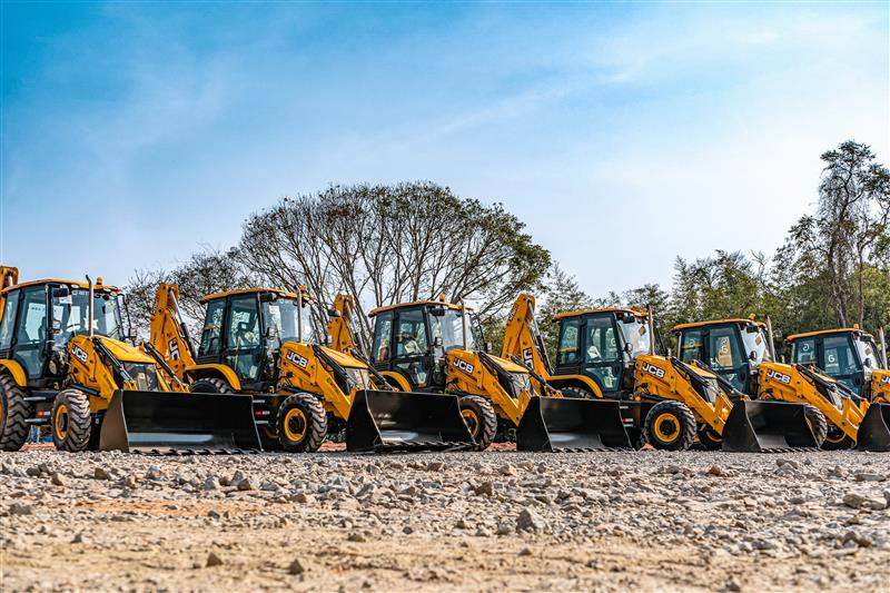 Retroescavadeiras JCB alinhadas e prontas para operação, ilustrando a disponibilidade imediata de máquinas pesadas seminovas para empresas que antecipam a renovação da frota em 2025.